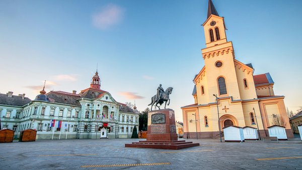 Trg slobode sa katedralom i spomenikom